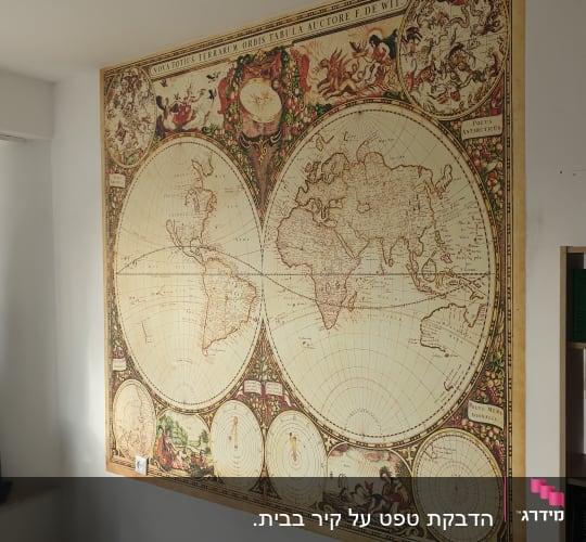 מפת עולם עתיקה עם עיטורים צבעוניים על קיר
